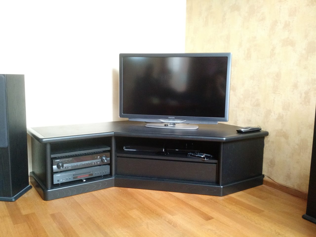 Lage tv meubel in zwart, op maat gemaakt.