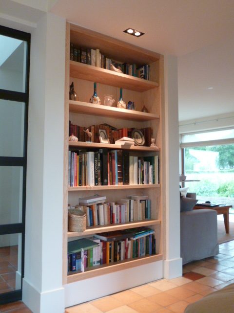 Ingebouwde boekenkast, speciaal op maat gemaakt.