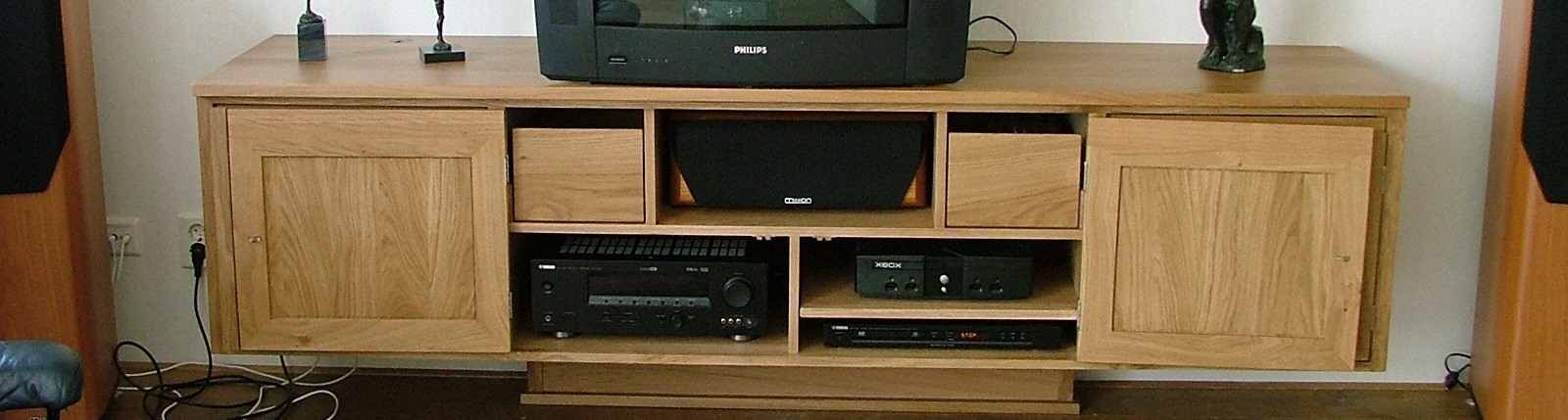 huisvesting voor alle video en audio apparatuur onder hand bereik Video meubel uit massief eiken