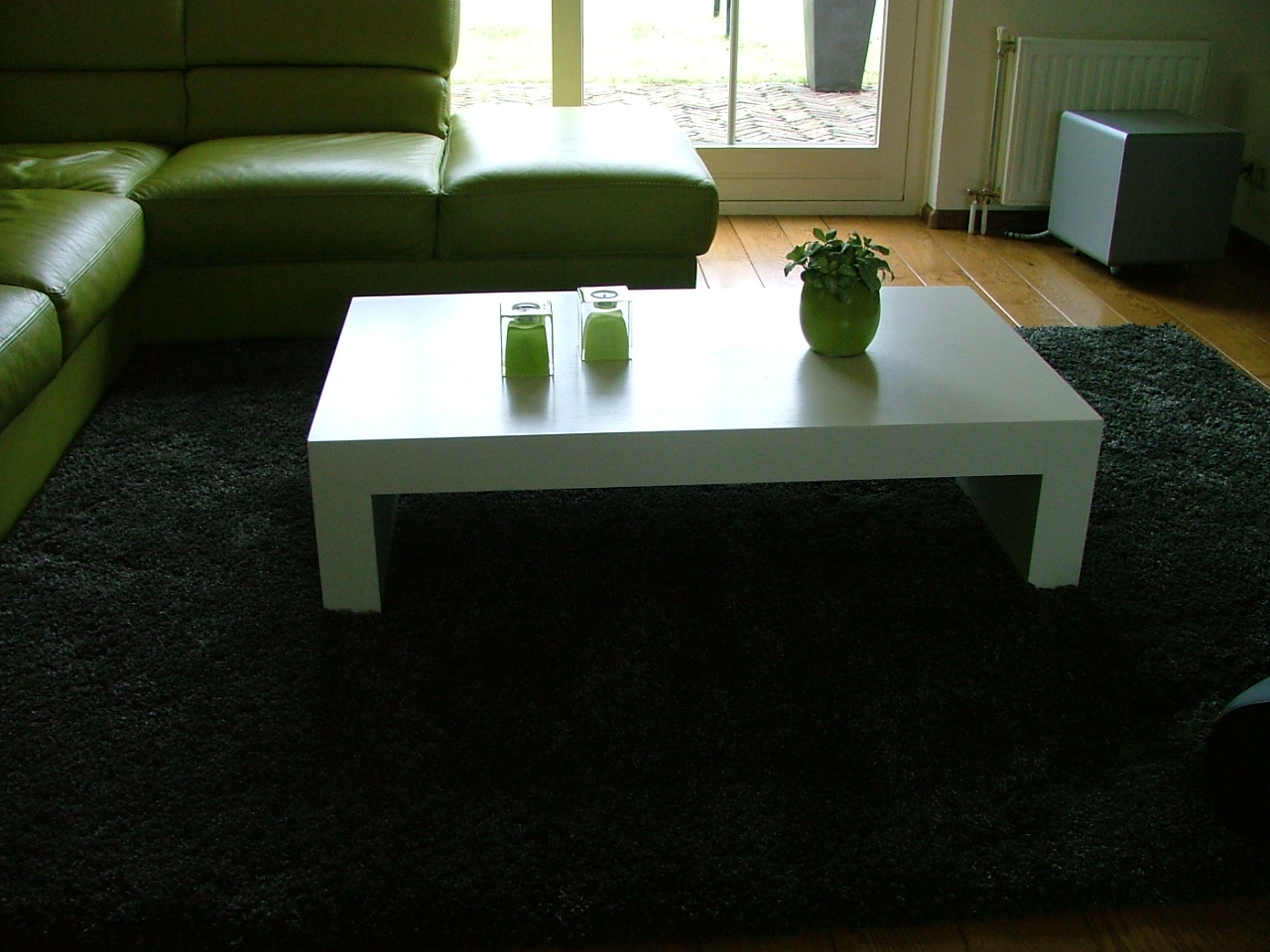 Strak en moderne salontafel voorzien van een zijdeglans witte 2k lak